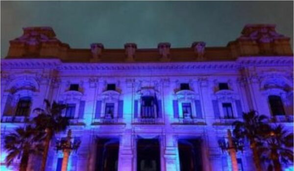 palazzo ministero istruzione illuminato di blu